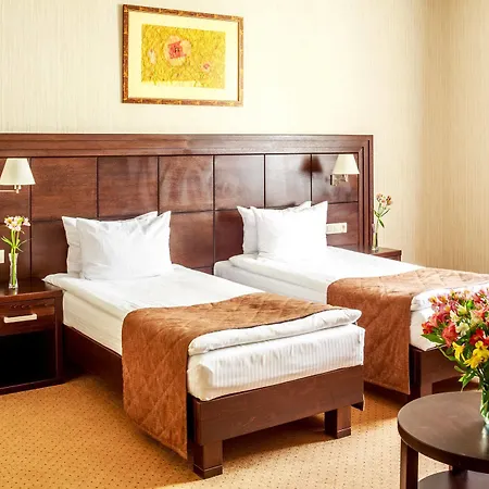 Taurus & 4* Λβιβ