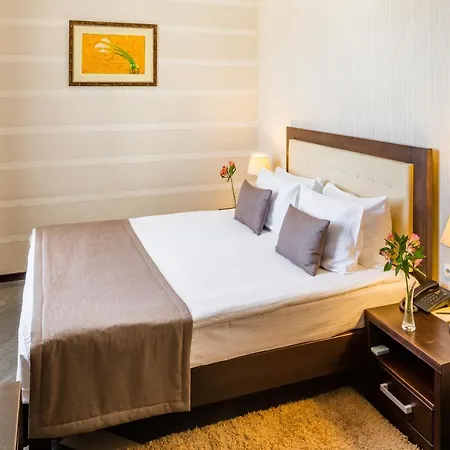 Taurus & 4* Λβιβ